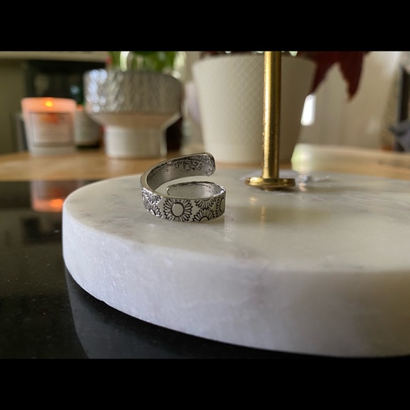 MAKE ME AND OFFER Daisy Flower Engraved Adjustable Silver Ring - Picture 3 of 3